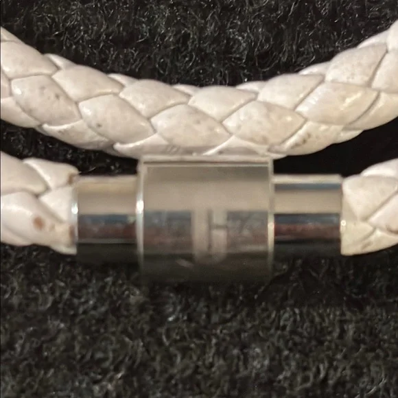 Clinique Braided White Leather Bracelet - Picture 4 of 4